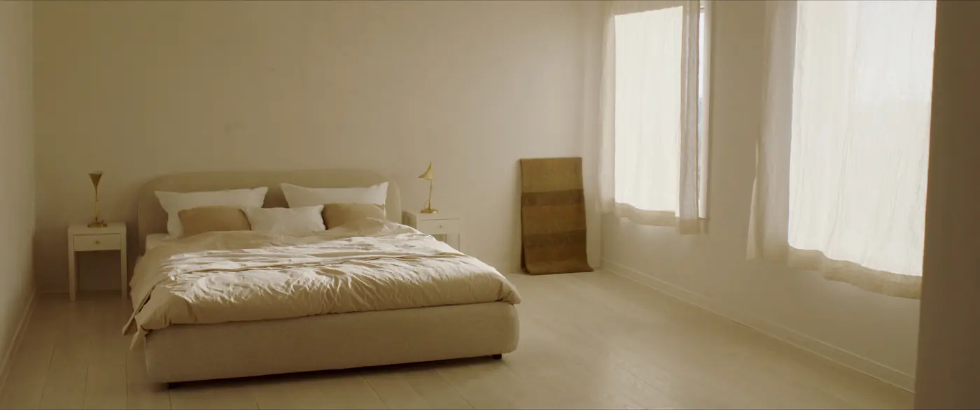 Chambre en lin, lit plateforme bas, lumière du matin